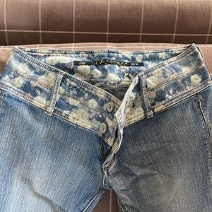 VINTAGE MEDIUM wash pretty floral detailing on waist..